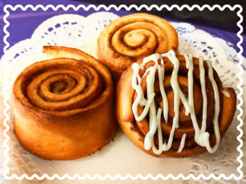 CINNAMON ROLLS - W CREAM CHEESE TOPPING